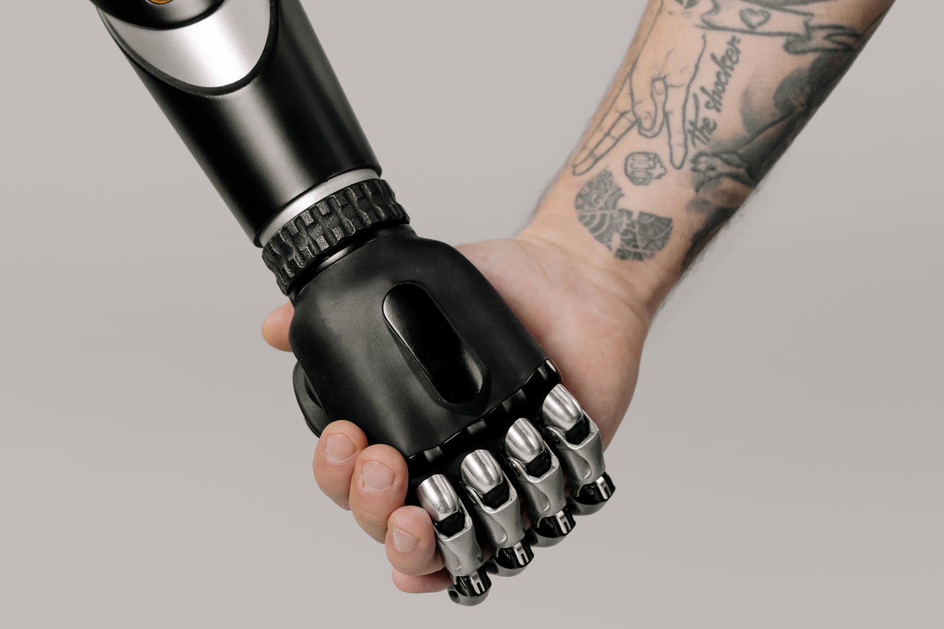 une main robotique tenant la main à un homme